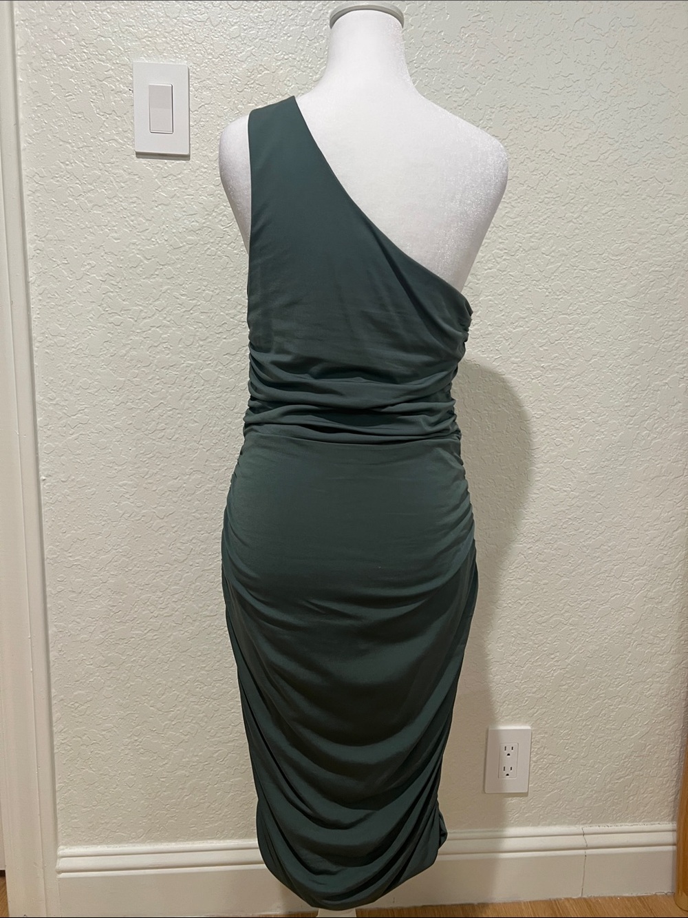 Express One-Shoulder Ruched Bodycon Dress - Picture 3 of 8